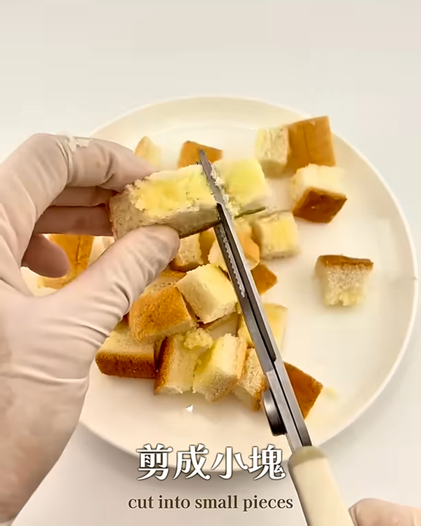 塗上奶油的吐司邊用剪刀剪成小塊狀