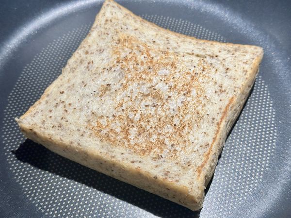 今天要煎荷包蛋蛋，吐司先用要煎蛋的鍋子噴點水，小火煎烤過吐司烤過才有香氣。