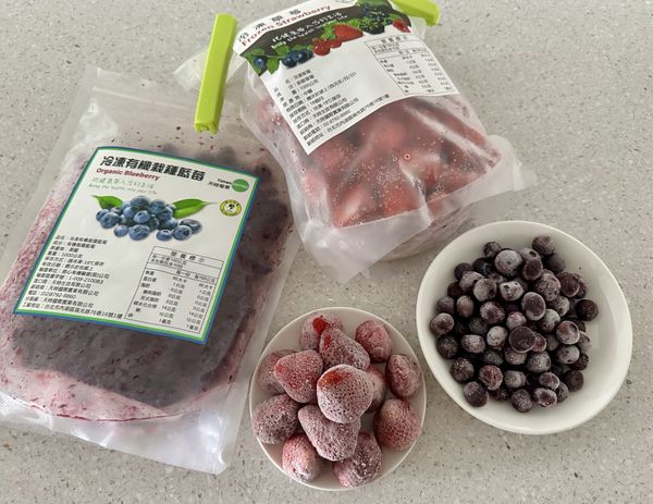 所有材料都準備好後，再從冷凍庫取出冷凍凍藍莓跟草莓。