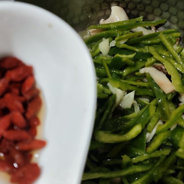枸杞洗淨擠乾水份後，倒入鍋中一起拌炒，透過枸杞的食用可以增加維生素c紅蘿蔔素攝取