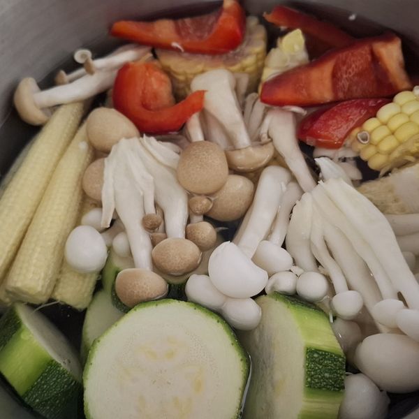 與高湯塊放入湯鍋，加足量清水，開火煮沸，讓蔬菜的鮮甜釋放到湯裡。
