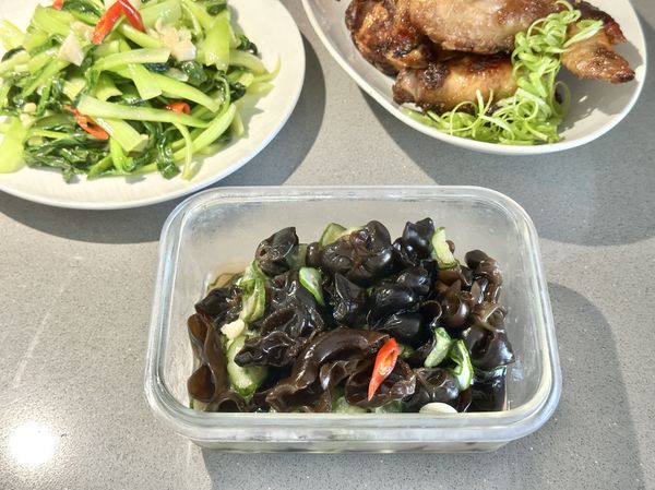 當餐所有的菜都煮好後，再從冷藏取出涼拌菜盛盤。