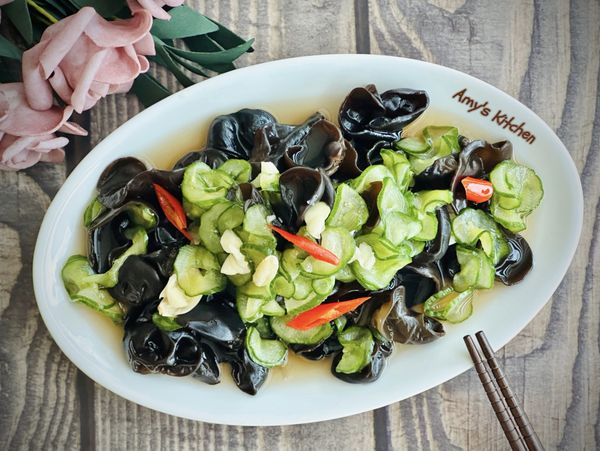 喜歡物盡其用的料理方式，用日常泡水喝的果醋醃小黃瓜，不用再加糖酸甜滋味天然純粹，真好吃。