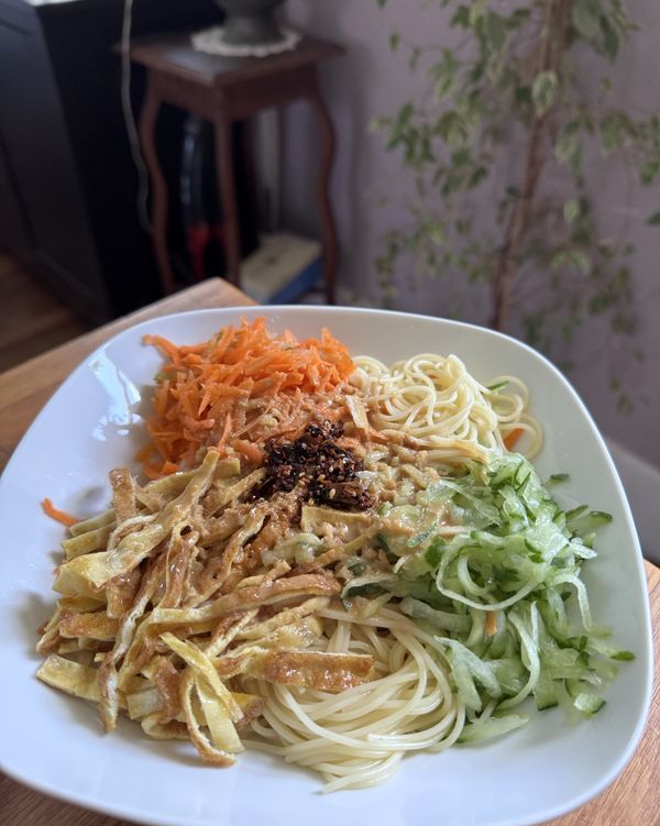 將醬汁淋在麵條上，喜歡吃辣的再加上一匙辣油拌勻即可享用。