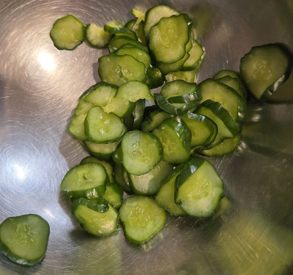 小黃瓜切小薄片，加一點鹽靜置醃10分鐘 → 加開水把鹽分洗掉 → 把水分擠乾