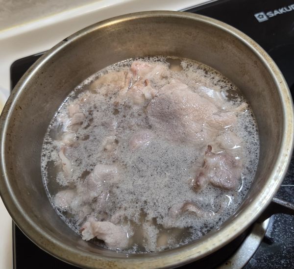 水煮滾 + 一些米酒，肉片丟入川燙至熟撈起盛盤