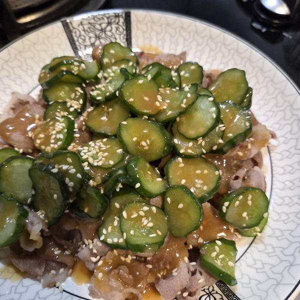 醬料淋上，攪拌均勻，保鮮膜包好，放入冰箱冷藏半小時，吃起來更爽口