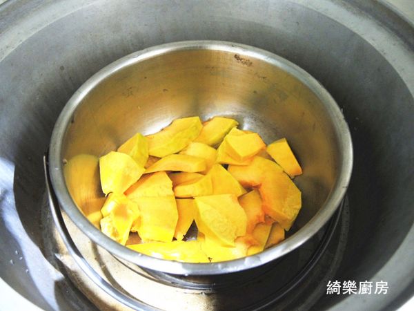 南瓜去皮去籽,切片蒸熟