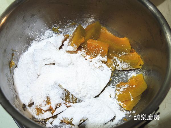 如果有過多水分要倒掉,糯米粉分幾次加入,南瓜泥的乾濕度不同，用量自由調整，揉到很柔軟但不黏手就好.