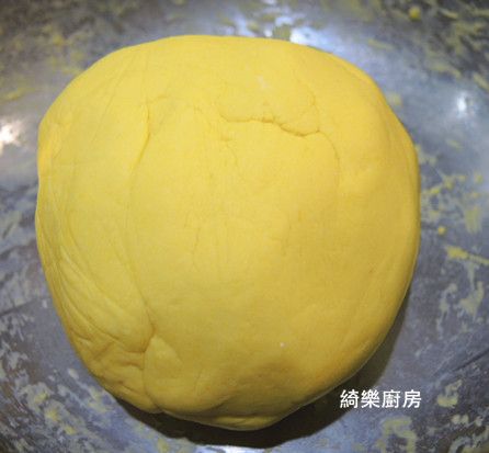 糯米粉和南瓜泥混合均勻揉成光滑的麵團(南瓜泥最好是熱的，和出來的麵團更柔軟)