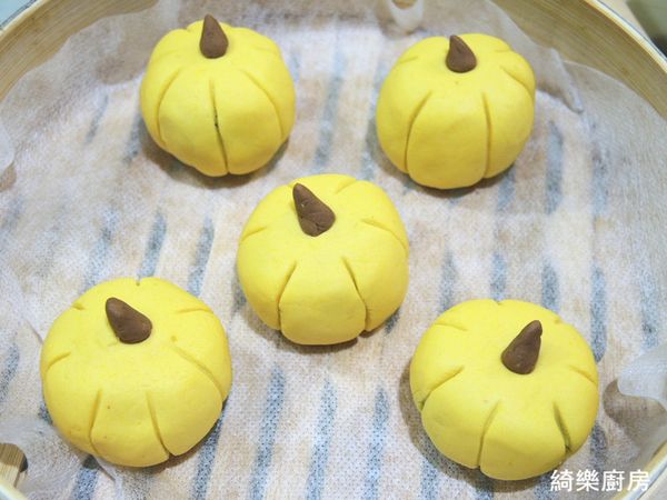 冷水放進蒸鍋,中小火蒸8-10分鐘,時間到關火馬上開蓋就可以了