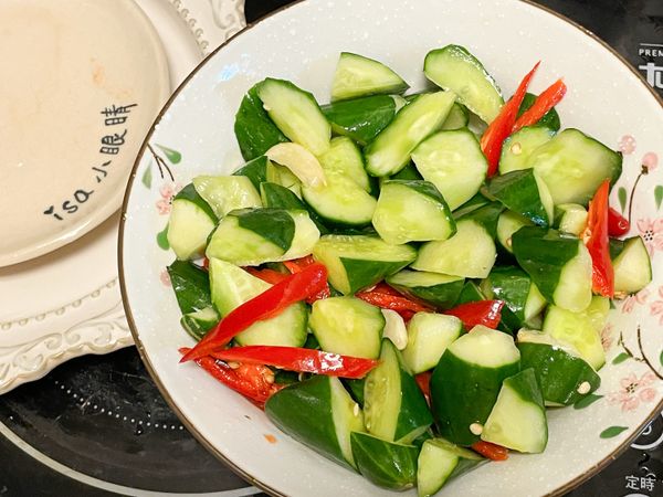 把多餘水分倒掉，加入蒜頭與辣椒片，以白醋與一點點香油拌勻。
