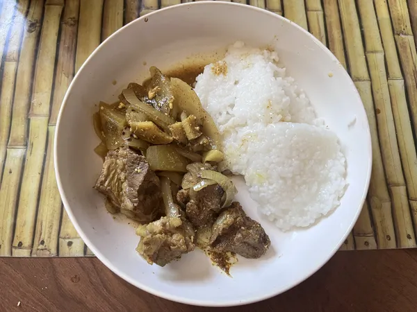 依次加入优格、料酒、咖喱粉、排骨汤，调匀，大火转中小火，慢熬。最后加入食盐和小茴香。在这个步骤中，每隔五分钟搅拌一下咖喱肉汤，避免糊锅。整个熬制过程十五分钟。