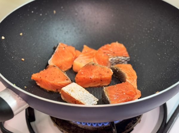 鮭魚以鹽巴、黑胡椒、橄欖油及紅椒粉均勻塗抹醃製至少10分鐘。
原鍋直接放入鮭魚，不需額外加油。
每面約煎5分鐘，中途盡量不要頻繁翻動。
煎至表面金黃上色後取出備用。