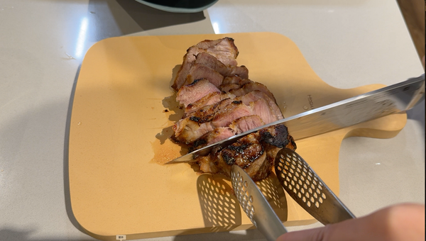 切片準備上桌, 可以直接吃, 也能包生菜一起享用