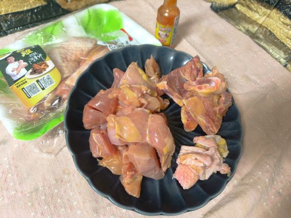 將雞肉的骨頭和皮剃除下來.