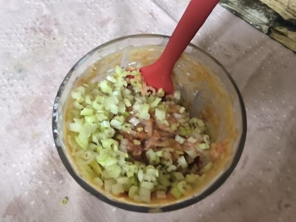 最後加入切細末的芹菜,用刮刀翻拌均勻.
