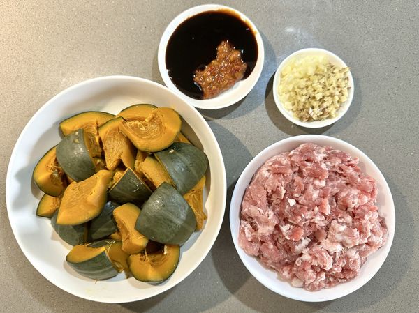 ●豬絞肉選漂亮前腿部位口感較軟嫩洗過細絞。
●蒜瓣洗過拍碎剝膜切末；老薑刷洗乾淨切片再切末。
●豆瓣醬用有辣的所以就不再加胡椒粉才不會太辣。
●煮過很多次蠔油跟搭配的豆瓣醬份量可以抓準了。
