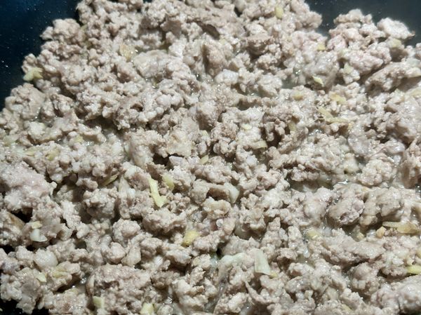 ●5分鐘到打開鍋蓋翻炒一下絞肉，炒到絞肉粒粒分明，油脂也收略收乾，這樣豬肉香氣才會出現。