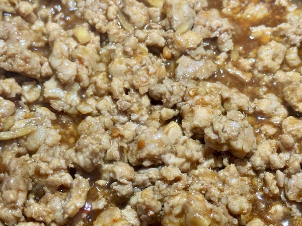 ●加進（調味料跟蒸南瓜生出的水）翻炒均勻絞肉跟醬汁燒滾融合。