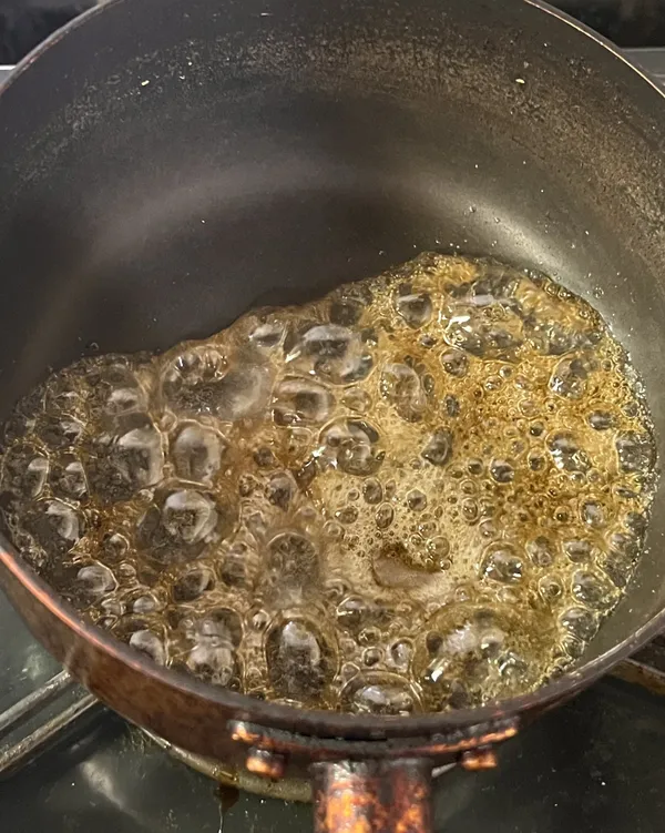 2匙砂糖1匙水開大火，水份變少轉小火，變成小泡泡後關火，加入適量熱水後稍微攪拌，倒入容器中，先放入冷藏備用