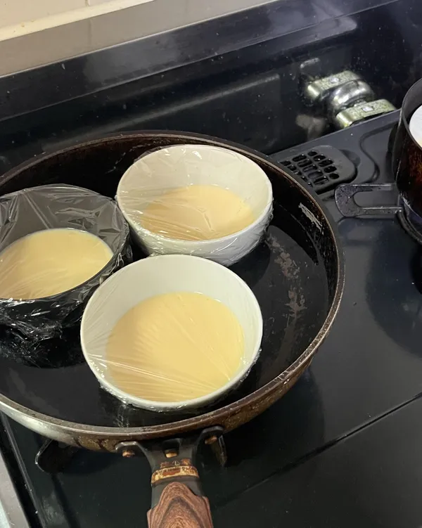將布丁液過篩兩次後倒入剛剛放在冷藏的容器中，70-80度蒸到布丁液變成你要的軟硬度即可關火放入冰箱冷藏。