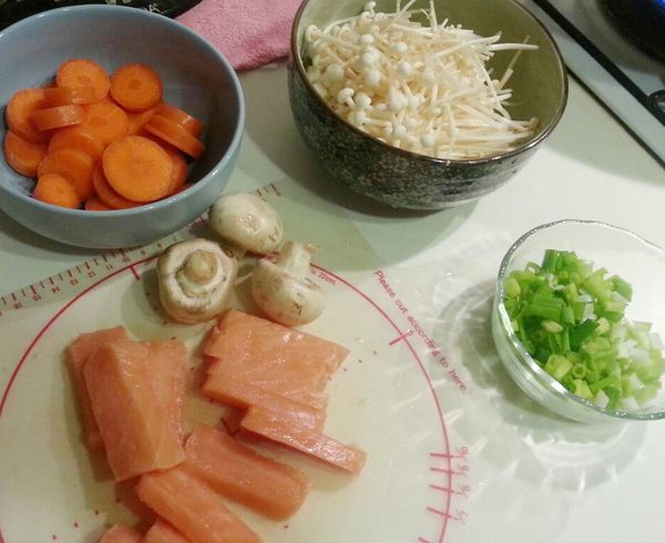 家常麵的材料很簡單，常見又便宜。