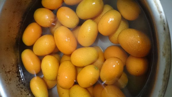 金棗洗淨加粗鹽泡2小時去苦澀味