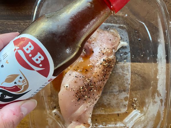 將雞胸肉前一天先用鹽巴、胡椒、川辣醬醃製（需要放冰箱）。