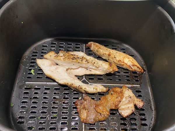 將醃製一個晚上的雞胸肉放入氣炸鍋中，以185度氣炸8分鐘。