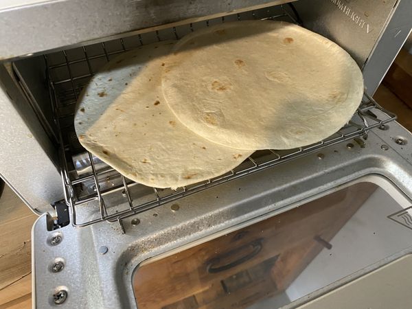 將烤餅放入預熱180度烤箱中，烤三分鐘（烤太久會太硬脆，會捲不起來）
