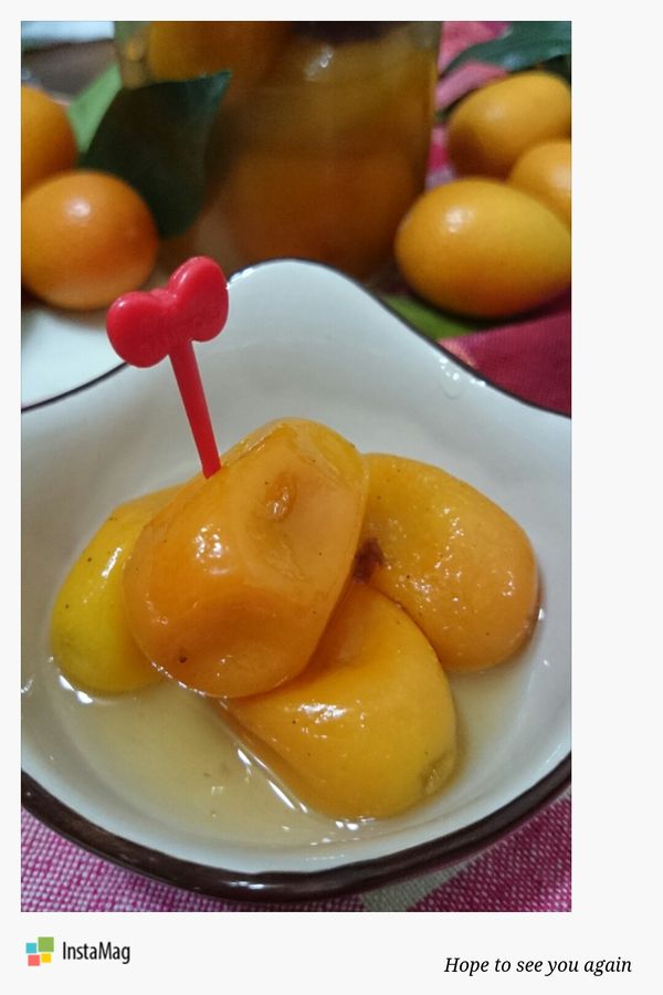 把煮好的金棗放入消毒好的玻璃瓶

直接吃或泡茶都好棒 ！