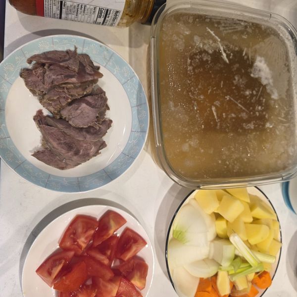備料，牛肉前一天就已經滷好了