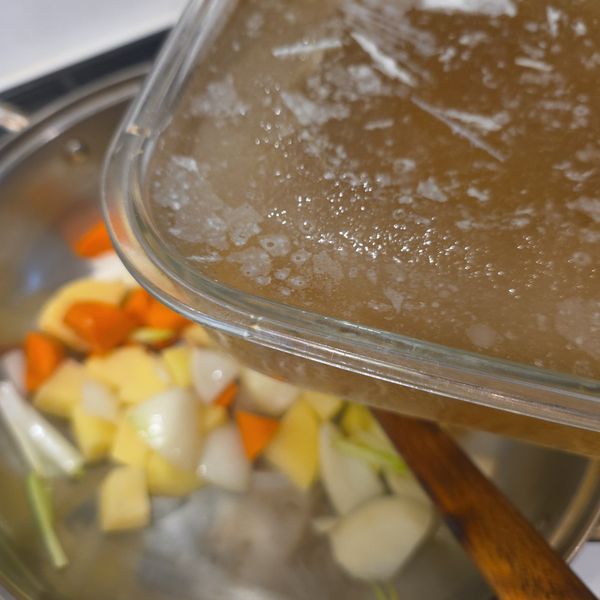 加入牛肉高湯（如果沒有就用雞湯）