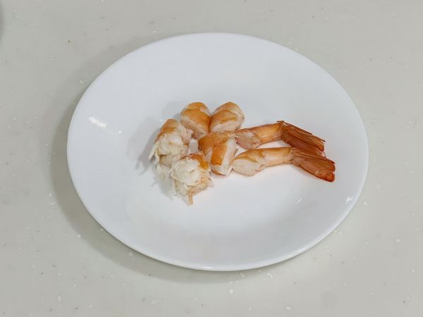 蝦子川燙熟，剝殼去除腸泥切段，保留蝦尾造型
