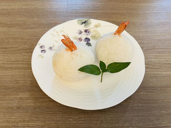 利用保鮮膜將飯糰捏成形，再擺上蝦尾裝飾就完成啦