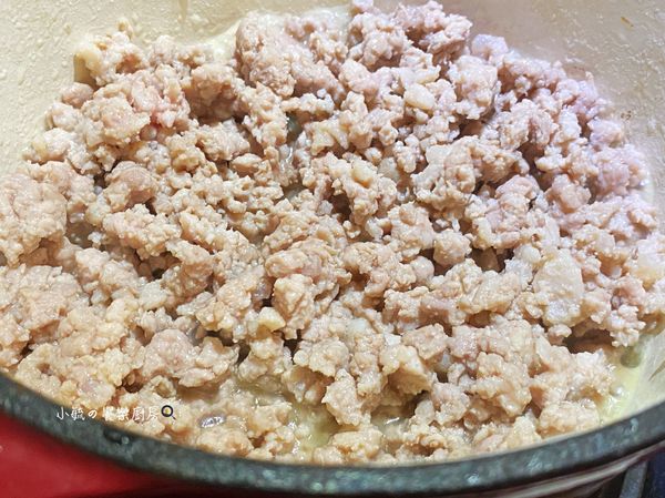 起鍋加入1大匙油燒熱，豬絞肉下鍋壓扁平，煎1分鐘微微煎香再翻面炒散。(此作法可去除豬肉的腥味)