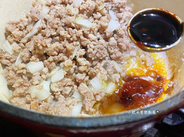 加入(辣)豆瓣醬炒香 (炒過的豆瓣醬會特別香)，再倒入醬油及米酒拌炒。