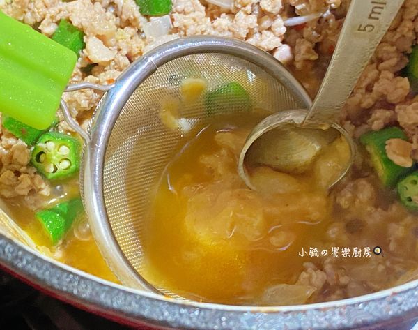 起鍋前加入味噌拌開後關火就完成囉! (以細網慢慢讓味噌融化，不要整坨加入，不易化開)