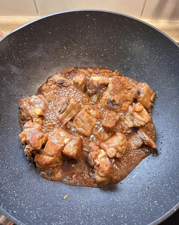 加一米杯清水煮滾，轉小火蓋上鍋蓋燜煮，中途需翻動讓肉塊均勻滷軟收汁（此步驟重複3～4次）