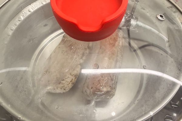 電磁爐燒一鍋開水，轉小火維持微沸狀態，把肉捲放進去蓋上鍋蓋泡煮18分鐘。熟了之後撈起、拆開保鮮膜。