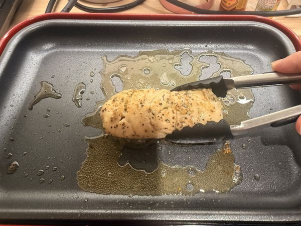 把煮熟的雞肉捲表面水分用紙巾輕輕擦乾，這樣後續煎的時候才不會爆油。用電烤盤或平底鍋開大火，下少許油和奶油，把雞肉捲放下去滾動煎烤，大約2-3分鐘，等到外皮呈現超誘人的金黃微焦色就可以起鍋了！