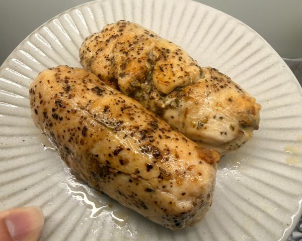 起司雞肉捲起鍋後先靜置3分鐘讓肉汁回流，再用鋒利的刀子斜切成厚片。切開就能看到白嫩的雞肉中間包著滿滿的夏威夷豆和融化的起司，一上桌絕對香氣撲鼻，大人小孩都超愛！