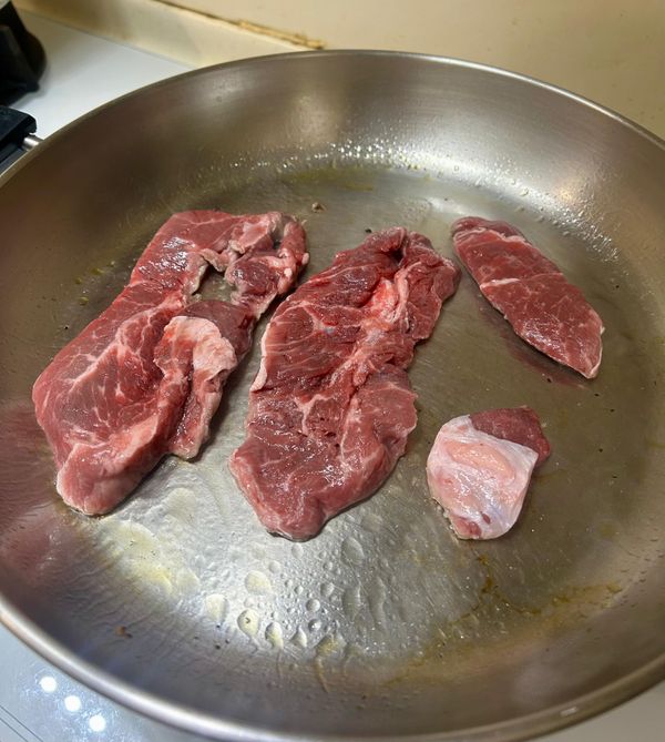平底鍋中倒入 0.5 小匙酪梨油，開大火將鍋燒熱。擦乾牛肉表面水分後再下鍋煎到雙面金黃色。起鍋後放置五分鐘後再切成丁狀備用。