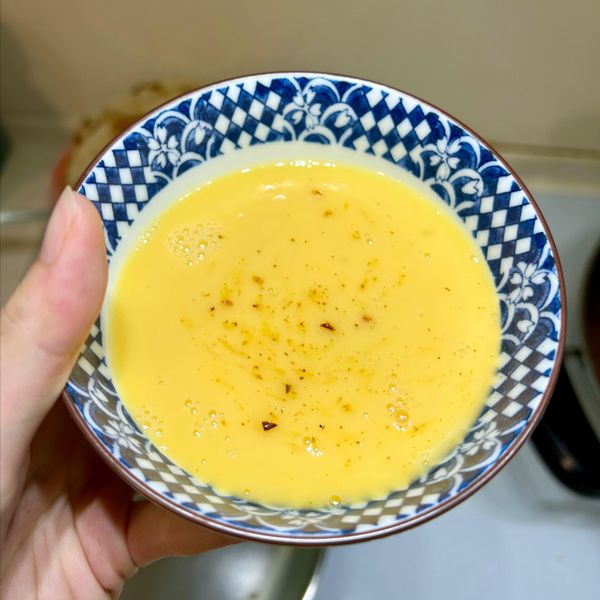 將雞蛋打入碗中打散，可加入墨西哥香料調味。