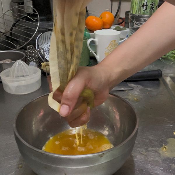 先擠出，百香原果汁。