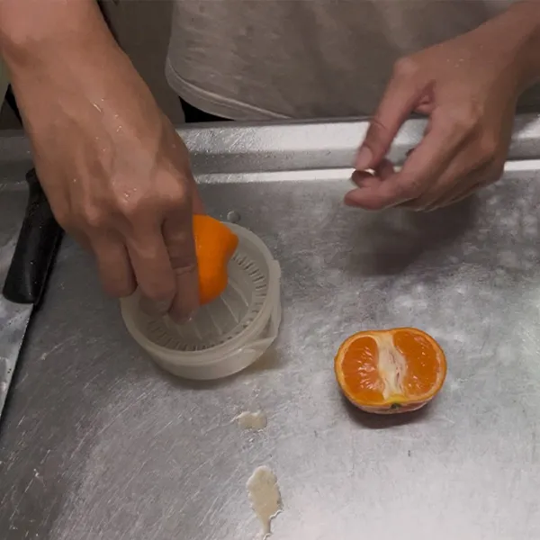 壓橘子汁。