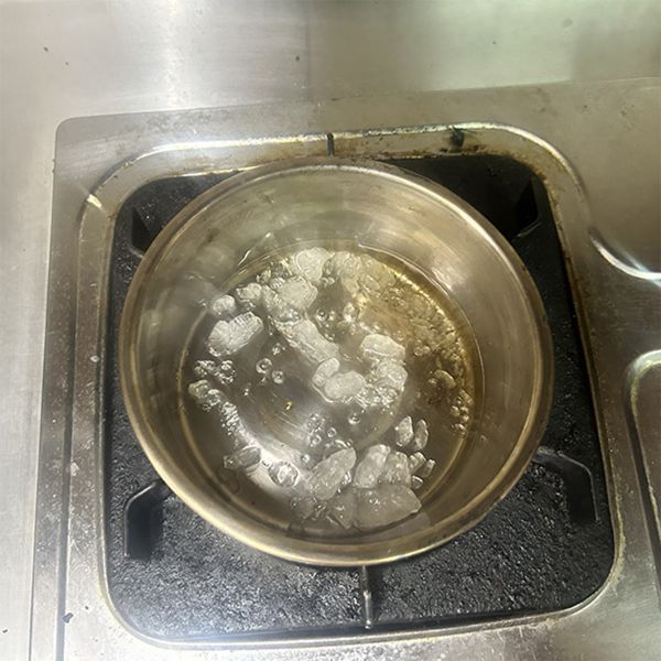 冰糖 50g ，水 25g (1 : 0.5 )變成糖漿。
最小火一起慢煮。
煮熱了，之後 關火 慢慢融化。