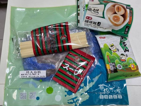 準備好所有需要食材，包含最重要的靈魂 - 瓜地馬拉產地 白蝦。

其餘海苔、蔥段、薑片，都是可以視個人喜好調整的。