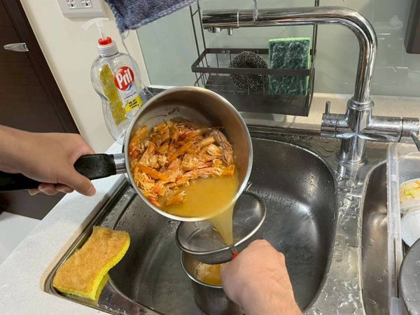 濾掉所有殼料和蝦碎後，把一蘭拉麵（含湯包、油包）的湯包、油包先擠進碗裡，再把熱蝦湯沖進去拌開。

記得，這碗不要再加鹽。